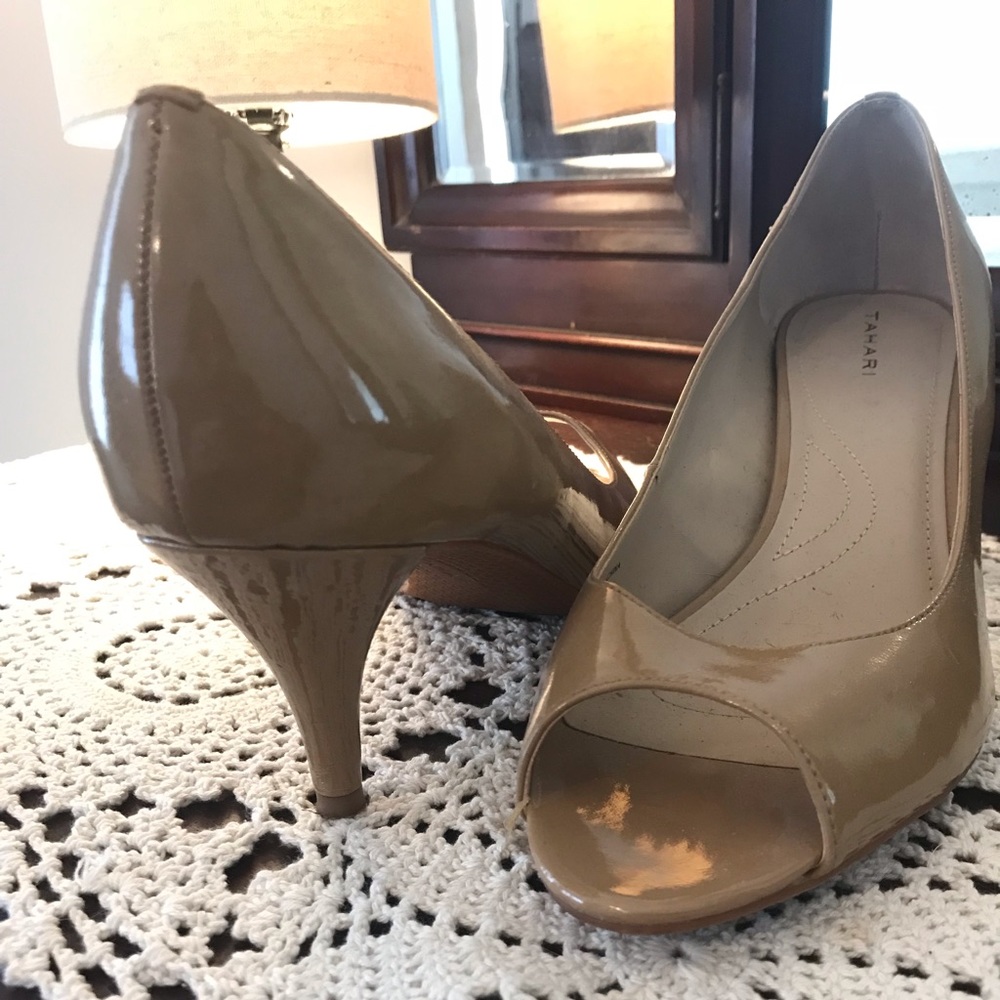 NWOT “TAHARI” open-toe patten leather heels